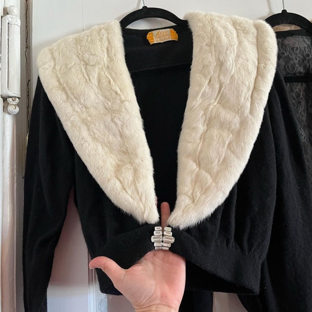 Vintage fur collared cardigan in excellent condition. Size Small
